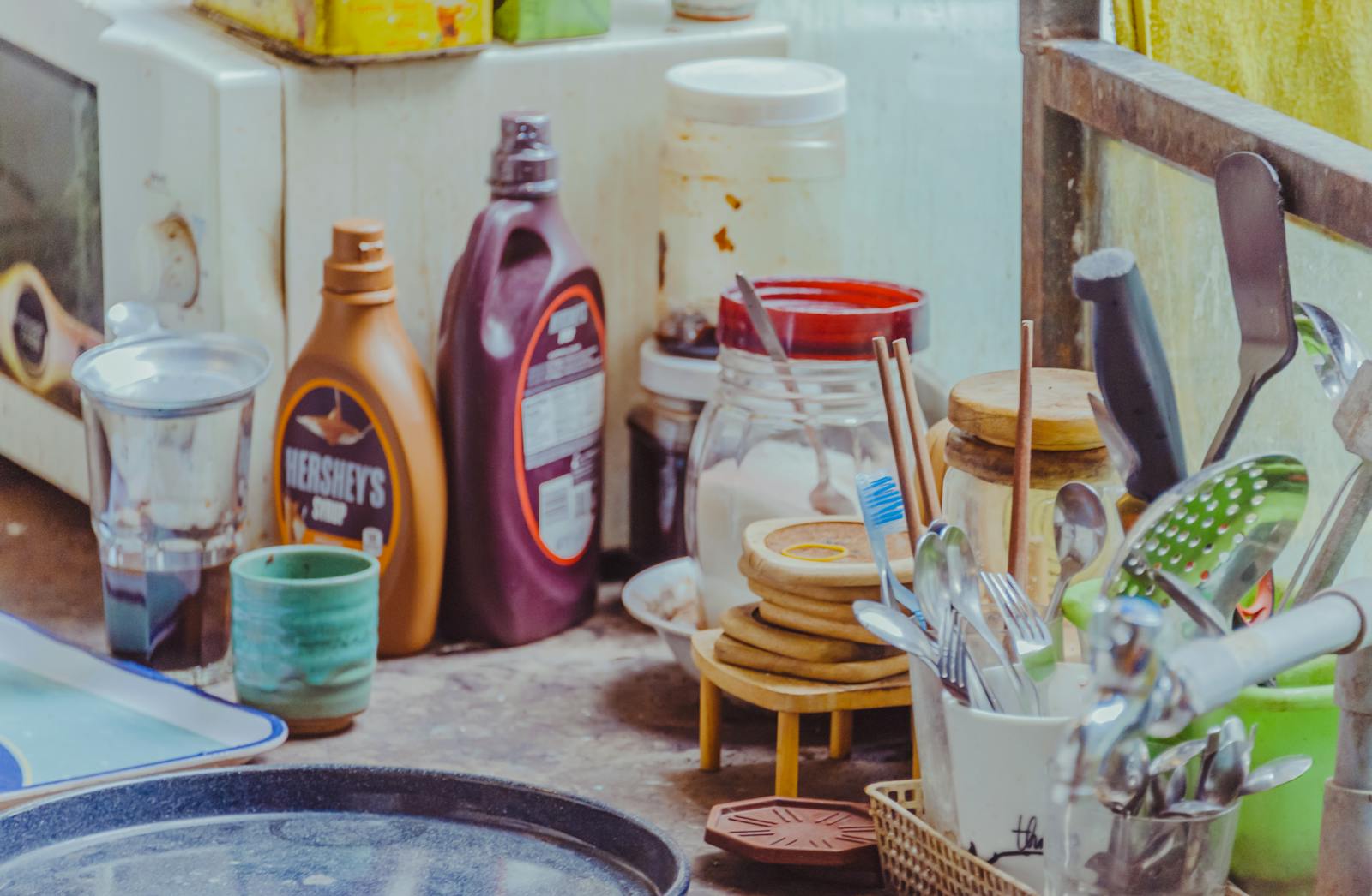 Simple kitchen styling with a white mug and wooden bowls, representing how visual clutter and object placement affect how tidy a kitchen feels.