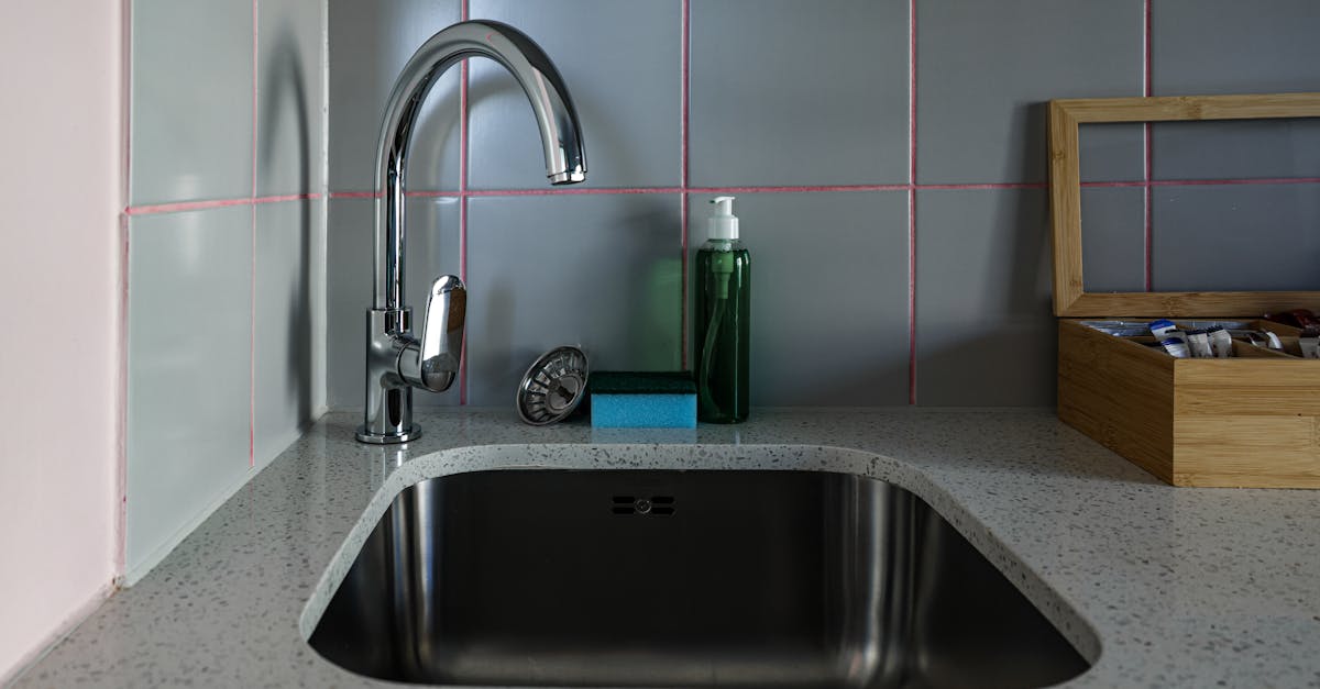 Modern kitchen sink and countertop kept clean and dry, representing practical everyday kitchen hygiene habits that reduce germs and cross-contamination.